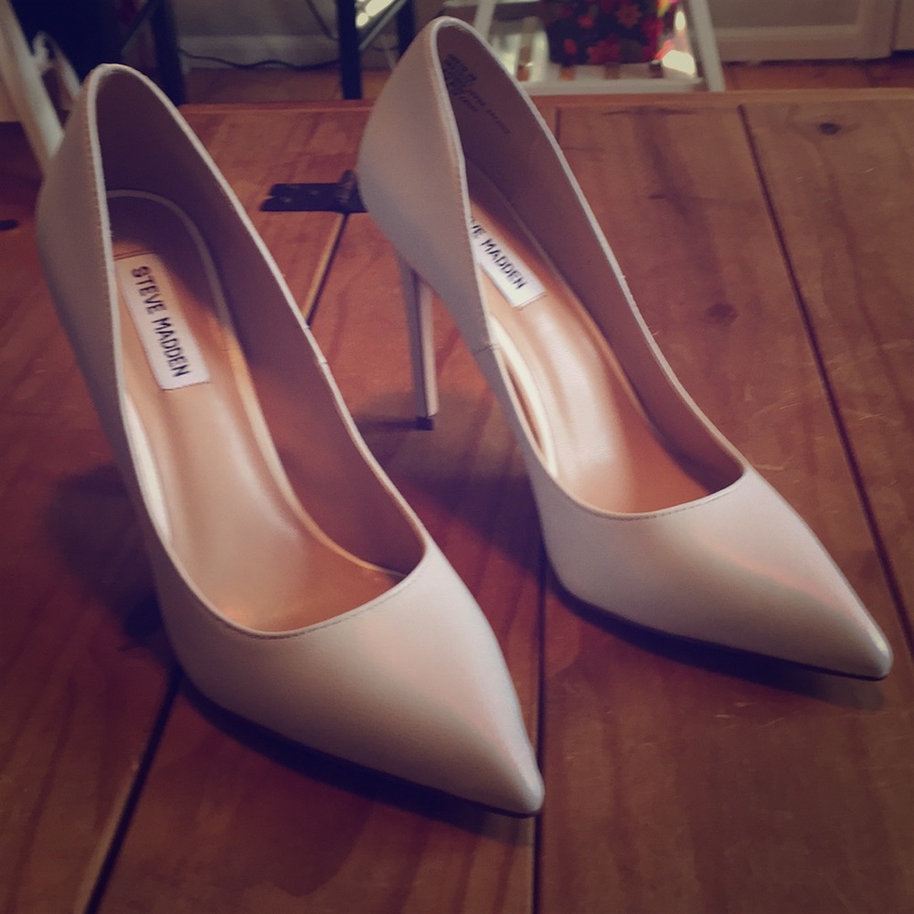 Steve Madden white pointy toe pumps